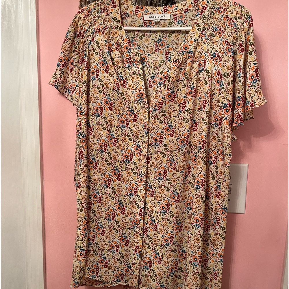 Rose and Olive Boutique brand.  Size 1x. Multi colored flowers
